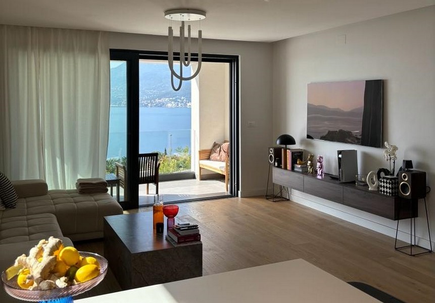 Nappali kanapéval, étkezőasztallal és tengerre néző teraszkapcsolattal eladó Horvátországban, Rijekában.