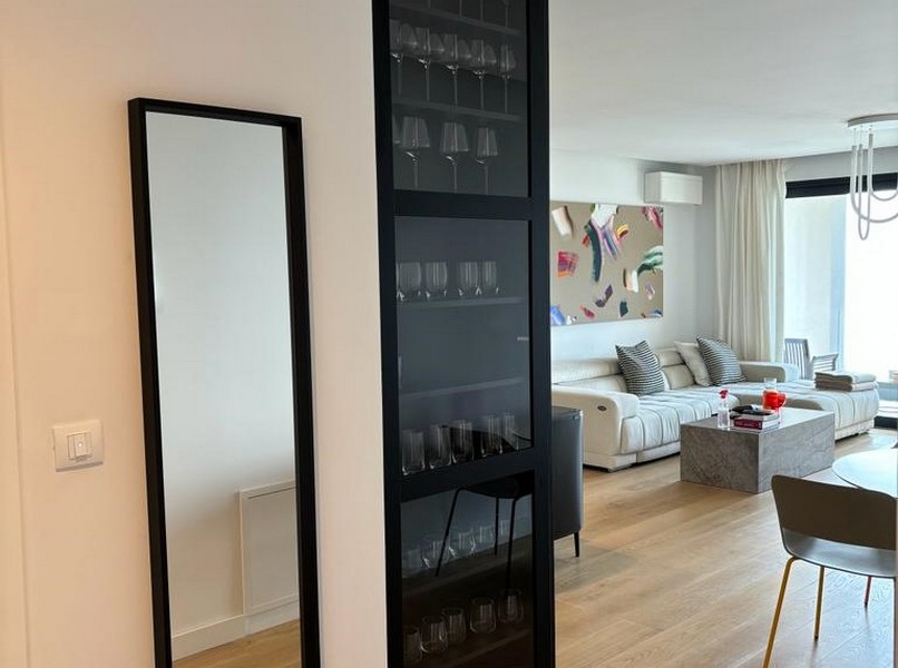 Elegáns bortartó fekete üvegajtó mellett, eladó lakás részlete Horvátországban, Rijekában.