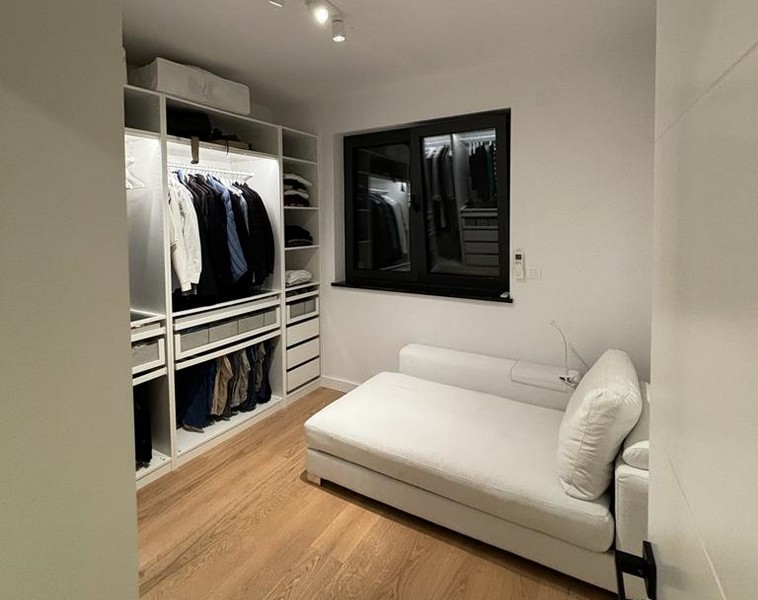 Kompakt vendégszoba fehér kanapéval és beépített szekrénnyel, ingatlan a horvátországi Rijekában.