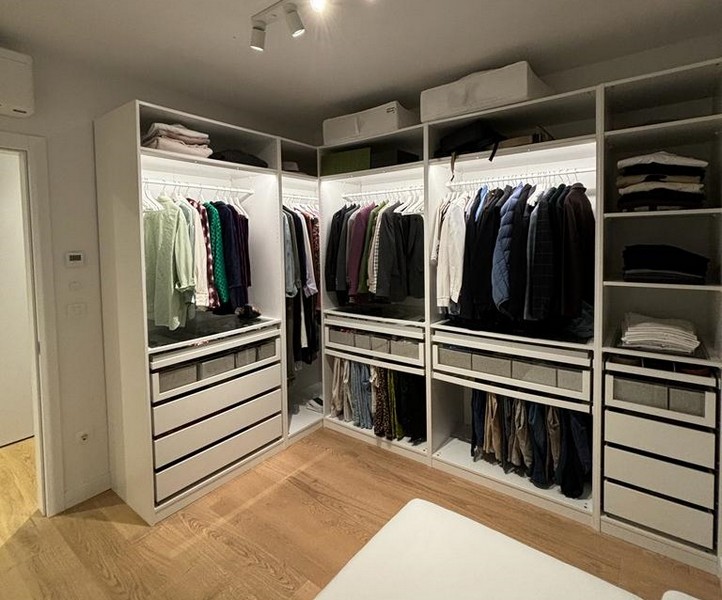 Tágas gardrób polcokkal és fiókokkal, eladó lakásban Horvátországban, Rijekában.