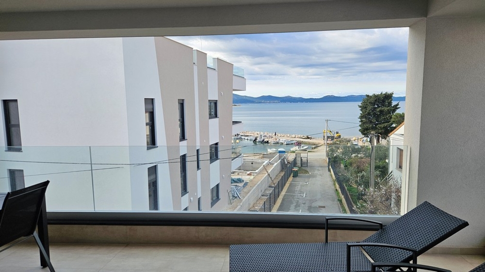 Étkező asztallal és székekkel eladó egy penthouse-ban Zadarban, Horvátországban, tengerre néző ablakkal