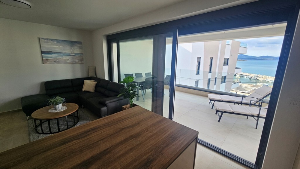 Horvátországi Zadarban modern konyha bárszékekkel eladó egy penthouse-ban, külső kilátással