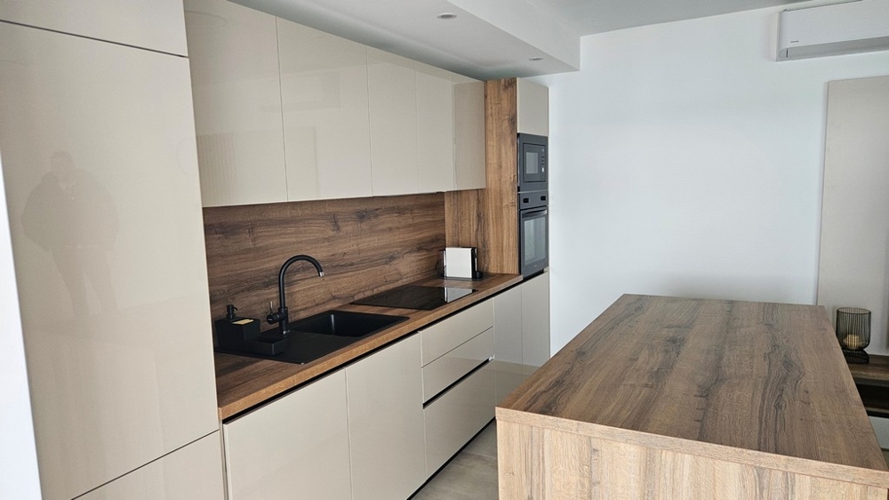 Nyitott konyha-étkező tengerre néző penthouse eladó Zadarban, Horvátországban