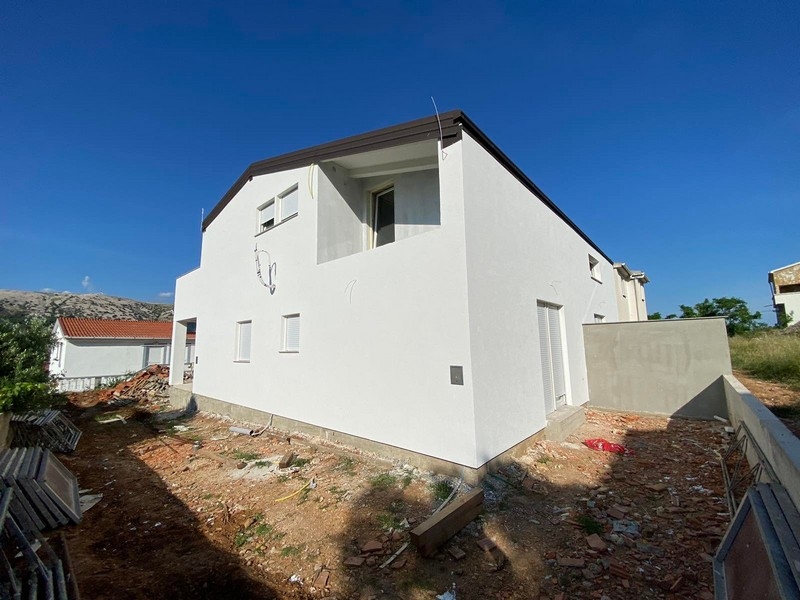 Eladó a horvátországi Pag-i lakás belseje héjas kivitelben, látható falazattal és építőszerszámokkal