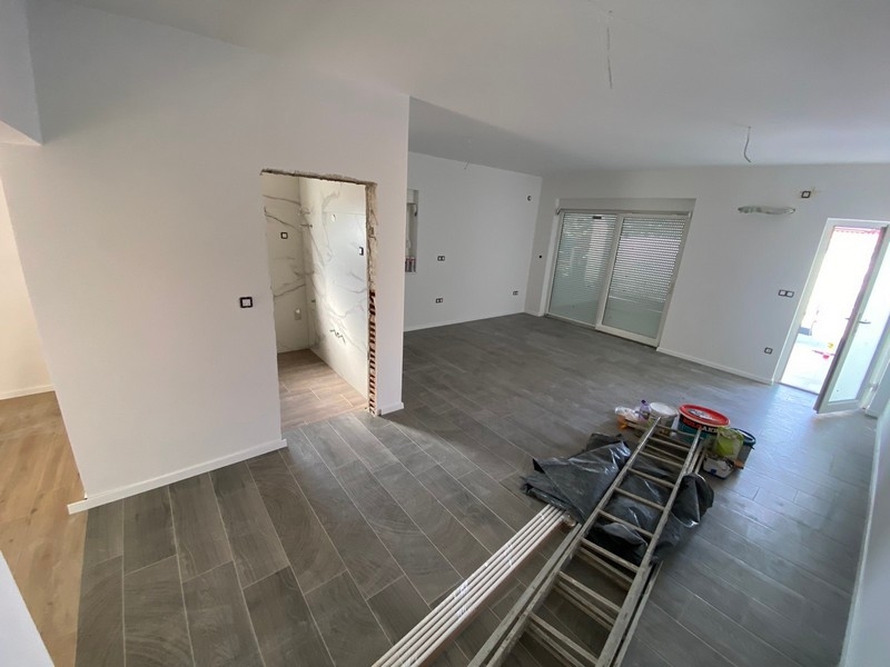 Horvátországban, Pagban eladó egy szürke járólapos, üres nappali