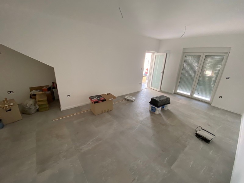 Horvátországban, Pagban eladó egy lakás kis erkélye, kilátással a környékre