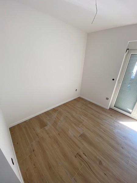 A horvátországi Pagban egy modern felső emeleti lakás külseje eladó egy napsütéses napon