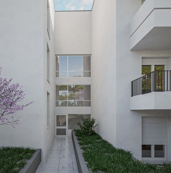 Udvarra néző új építésű lakások eladók Okrug Gornjiban Ciovo-ban, Horvátországban, tiszta égbolttal.