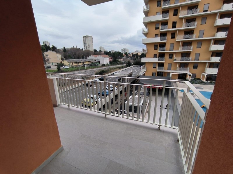 Városra néző erkélyes Rijekában, Horvátországban, városra néző lakás eladó