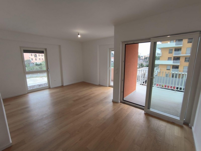 Nappali erkélyes kijárattal a horvátországi Rijekában, nyitott ajtós lakás eladó