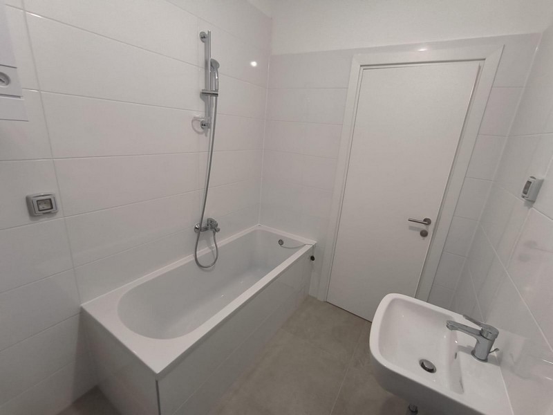 Horvátországban, Rijekában eladó nagy fürdőszobás lakás káddal