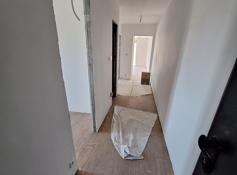 Új lakásban előszoba, padlón védőburkolat, épület héjazat, világos falak, fapadló, háttérben ajtók és szobák, Horvátországi Panorama Scouting ajánlata.