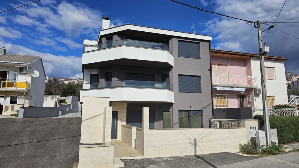 Eladó egy modern lakás külső nézete Crikvenicában, a Kvarner-öbölben, több emelettel és erkéllyel