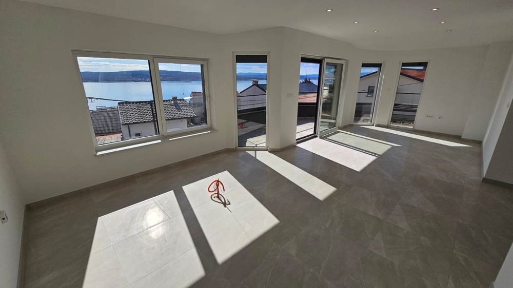 Világos, üres nappali lakás eladó Crikvenicában, a Kvarner-öbölben, nagy ablakokkal és kilátással a tengerre