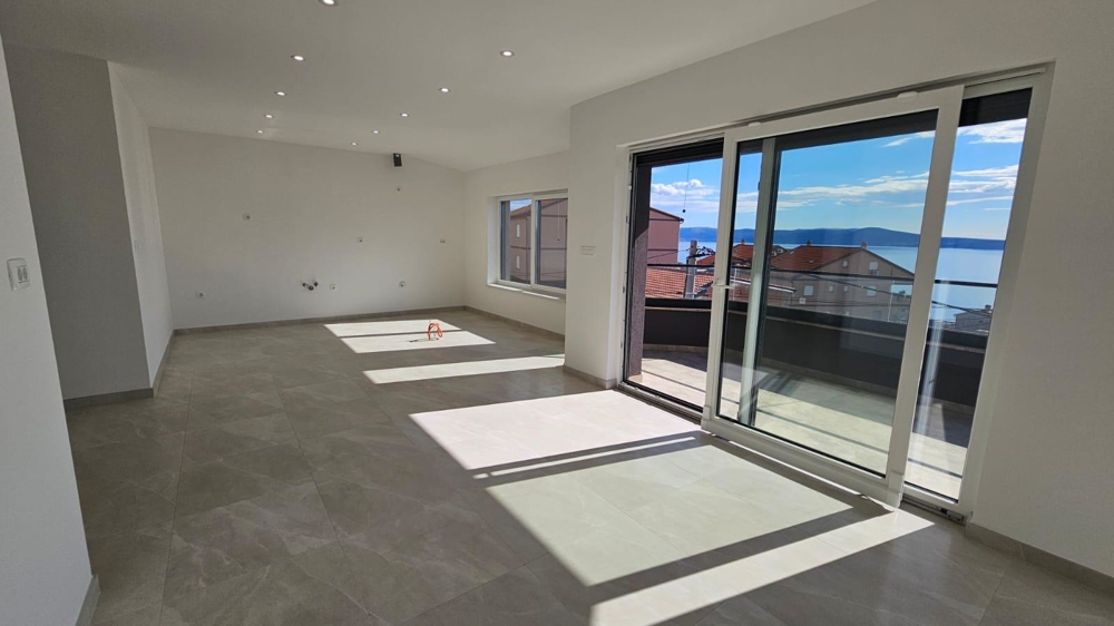 A Crikvenica-i eladó lakás napsütötte nappalija erkéllyel és kilátással a tengerpartra