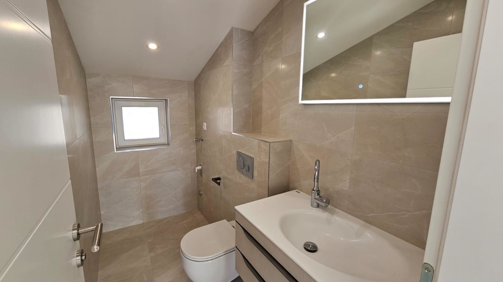 Modern fürdőszoba zuhanykabinnal egy lakásban eladó Crikvenicában, a Kvarner-öbölben, Horvátországban