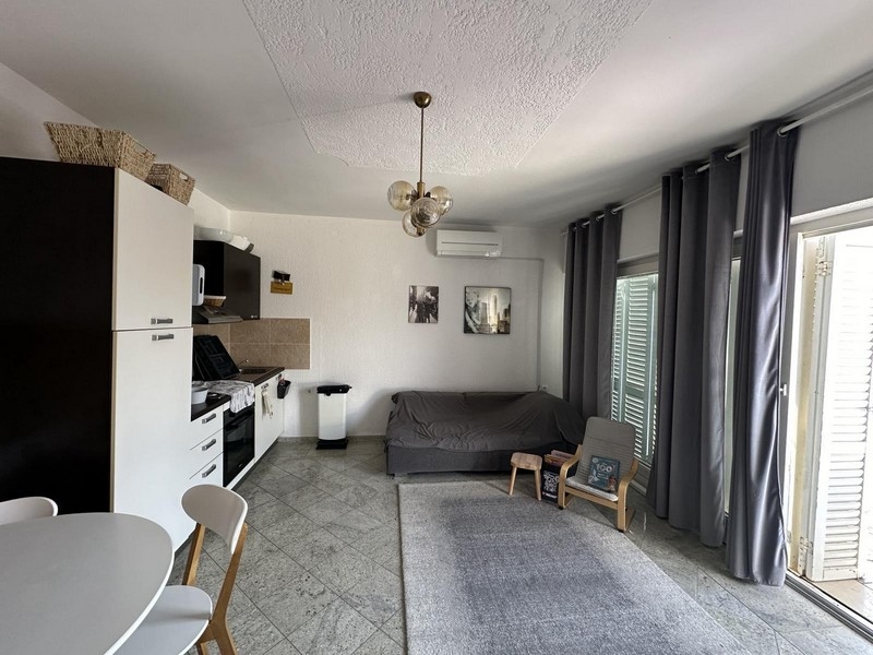 Belső nyitott konyhával, nappalival kanapéval, lakás eladó Tisnóban, Horvátországban