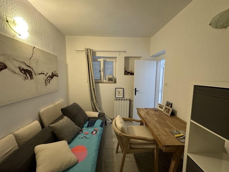 Hangulatos nappali kanapéval és étkezővel, lakás eladó a horvátországi Tisnóban