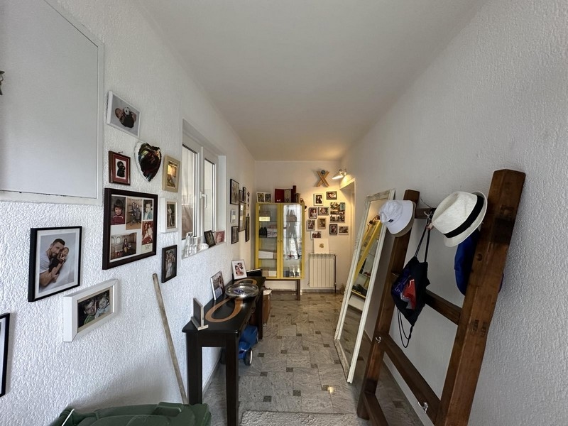 Előszoba fotófallal és tükörrel, egy lakásrész eladó Tisnóban, Horvátországban