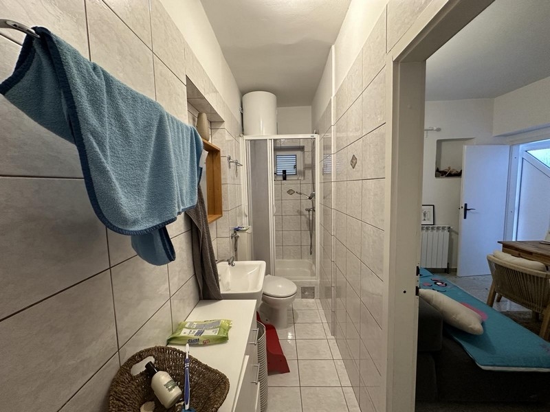Fürdőszoba zuhanyzóval és modern berendezéssel, apartman Tisnóban, Horvátországban