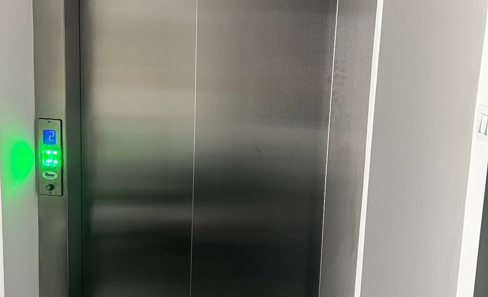 Belső felvétel egy modern, rozsdamentes acélajtós liftről egy rijekai bérházban.