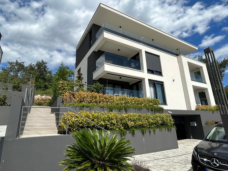 Külső nézet egy új építésű, modern fehér bérházról Rijekában, Horvátországban.