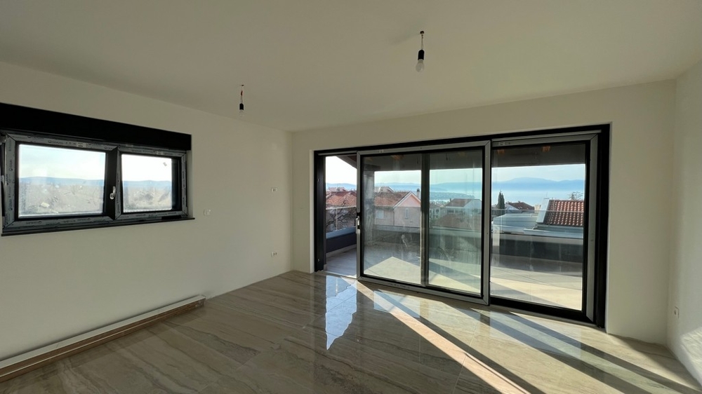 Tágas nappali tágas üvegezéssel és teraszkapcsolattal, egy álom horvátországi ingatlanról.