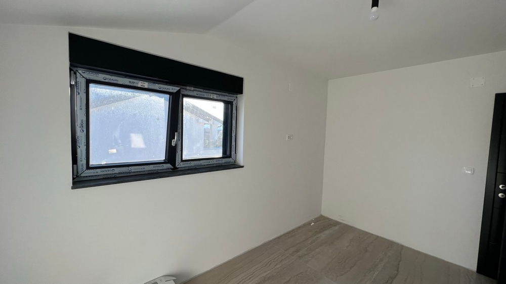 Egyszerű szoba ablakkal, potenciális hálószoba egy ingatlan horvátországi apartmanban