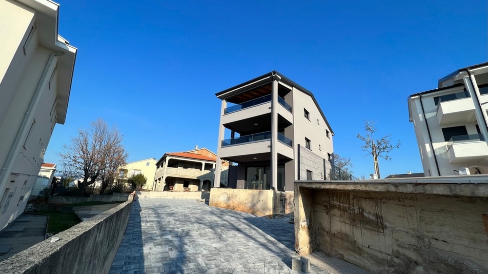 Aszfaltozott hozzáférés az új épülethez, amely a kiváló minőségű ingatlan jellemzője Krk szigetén.