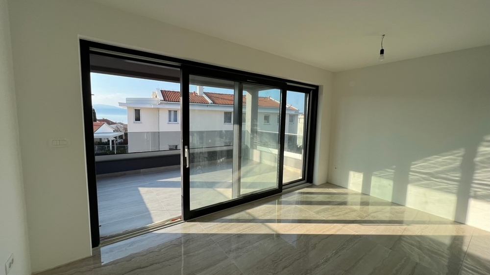 A teraszra nyíló közvetlen kijárattal rendelkező nappali kiemeli Krk szigetének nyitott térérzetét.