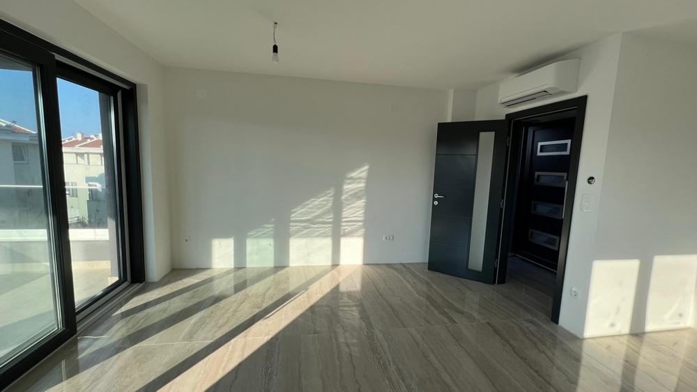 Kilátással rendelkező hálószoba a Krk-szigeti ingatlan békéjének és exkluzivitásának érzését közvetíti.