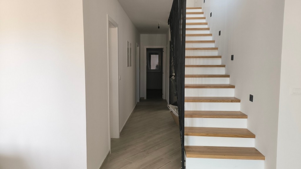 Egy modern penthouse folyosója Horvátországban Simuniban, lépcsővel a felsőbb szintekre.