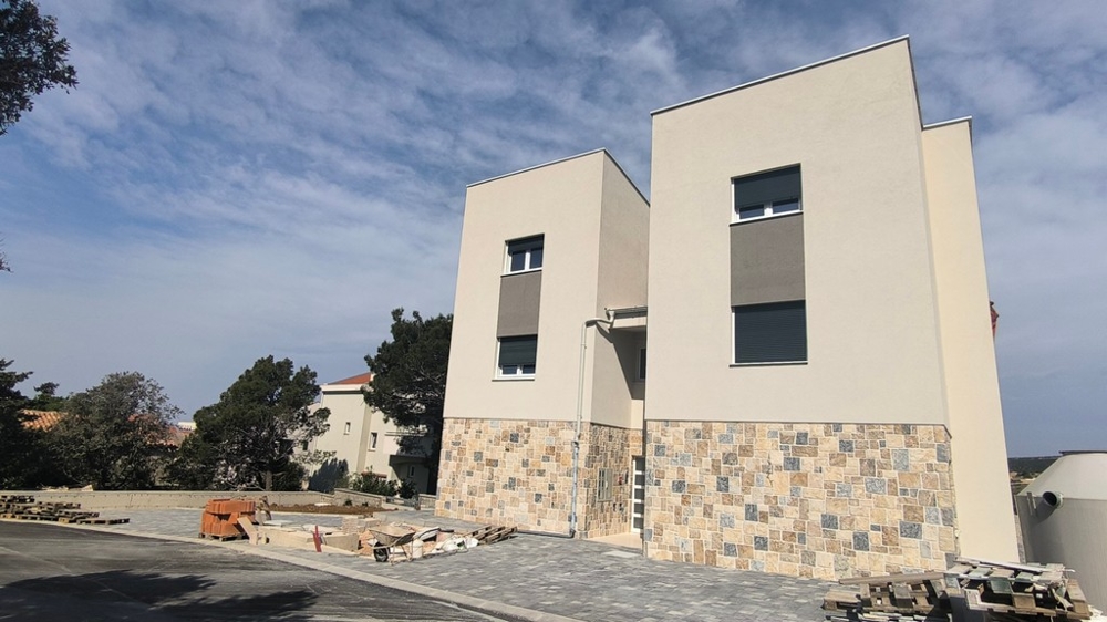 Két új építésű épület külső nézete, Horvátország Simuni-i ingatlan, látható bejárattal.