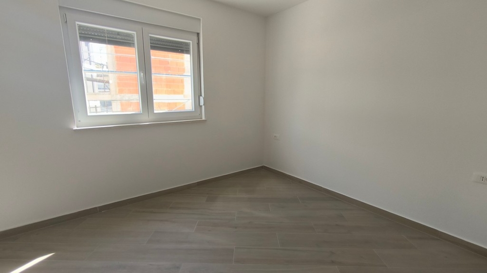 Egy új penthouse második üres hálószobája Horvátországban Simuniban, nagy ablakkal.