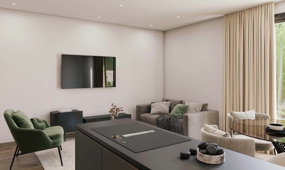 Elegáns, nyitott nappali egy apartmanban Krk szigetén, nagy kanapéval, stílusos bútorokkal és kilátással a zöld tájra