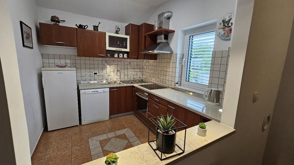 Funkcionálisan kialakított ablakos konyha egy horvátországi ingatlanban, amely rengeteg természetes fényt biztosít