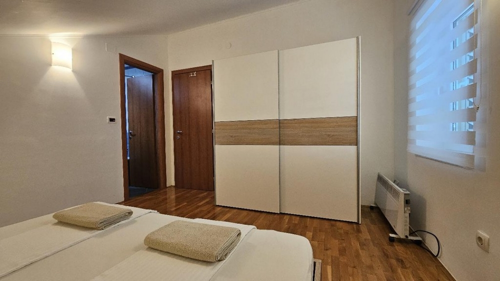 Minimalista kialakítású hálószoba nagy gardróbbal egy horvátországi ingatlanban