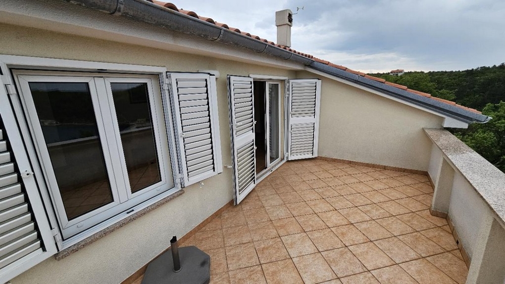 Az A3275-ös lakás terasza, mely Horvátországban eladó Jadranovóban.