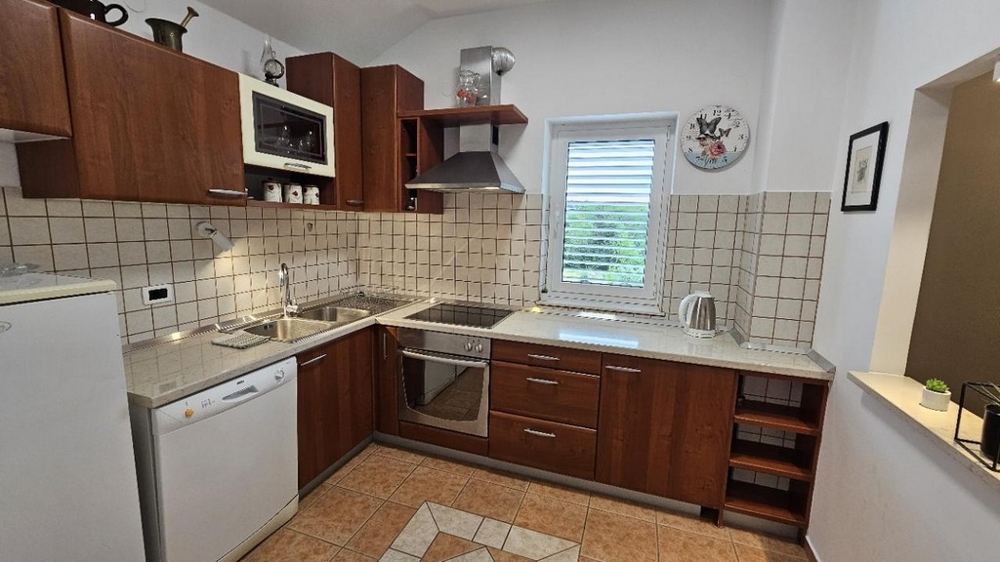 Modern konyha fa szekrényekkel, beépített gépekkel, Horvátországnak kiválóan alkalmas