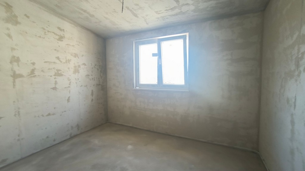 Üres szoba ablakkal egy épülő lakásban, ingatlan Horvátországban