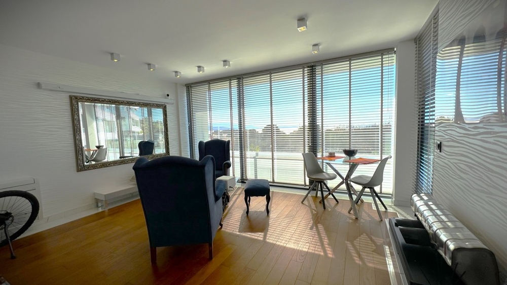 Ingatlan Horvátország, Krk város, Krk sziget Vásároljon lakást - nappali