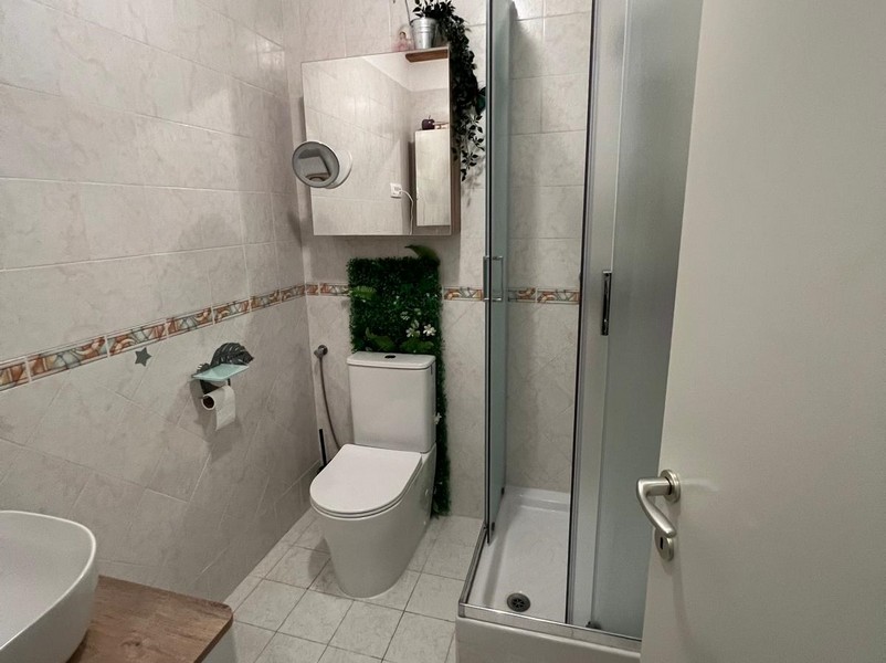 Fürdőszoba zuhanyzóval.