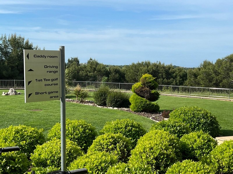 Golfpálya az A3285-től.