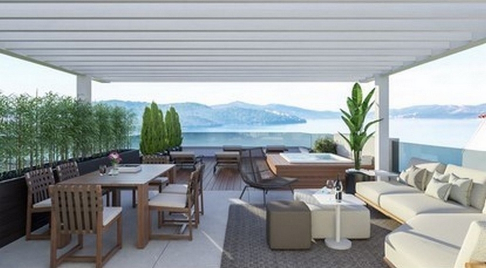 Modern építészetű új apartman tengerre néző kilátással Okrug Gornjiban, buja tájjal körülvéve