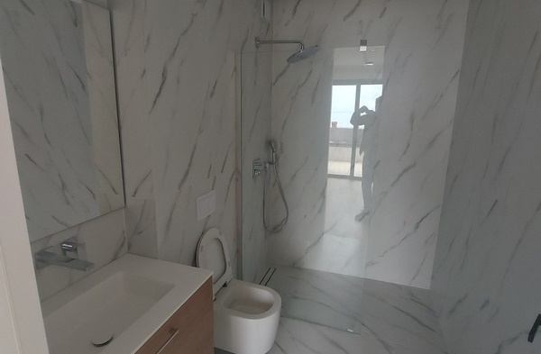 Az A3291-es ingatlan fürdőszobája eladó Horvátországban.