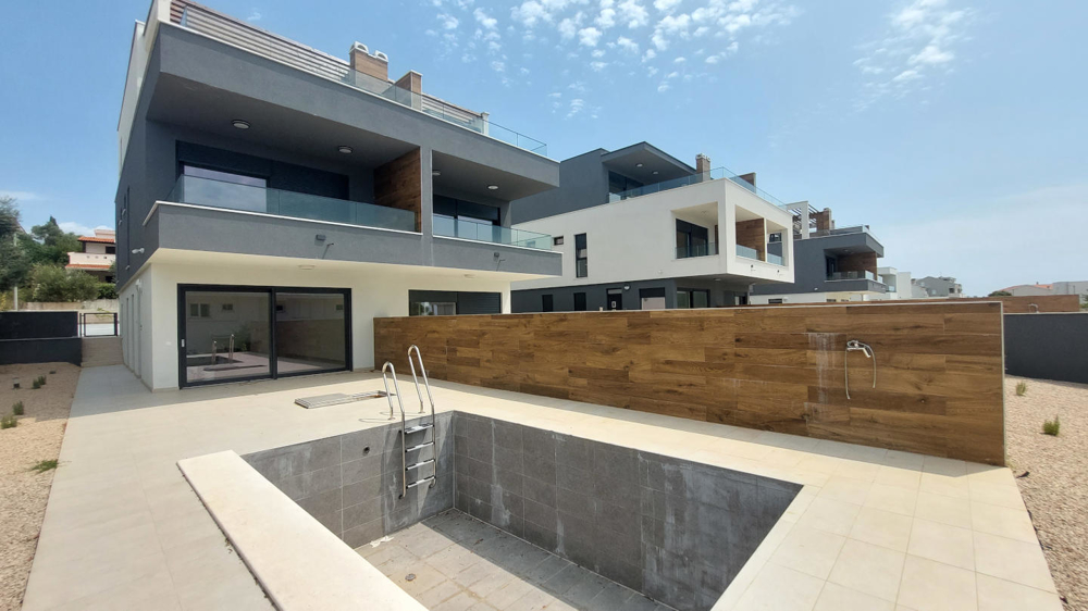 Panorama Scouting A3294 - Horvátországi ingatlan: kilátás a háttérben a tengerre és a szigetekre, előtérben narancssárga háztetőkkel