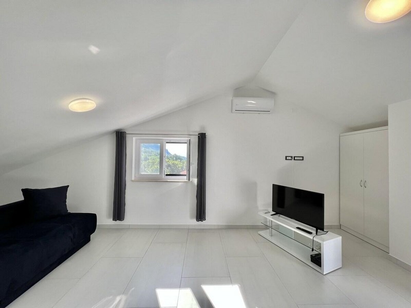 Nappali kanapéval és televízióval