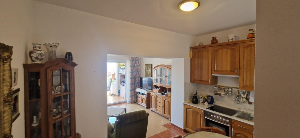 Apartmanok tengerre néző kilátással Horvátországban - Nappali TV-vel és rusztikus bútorokkal