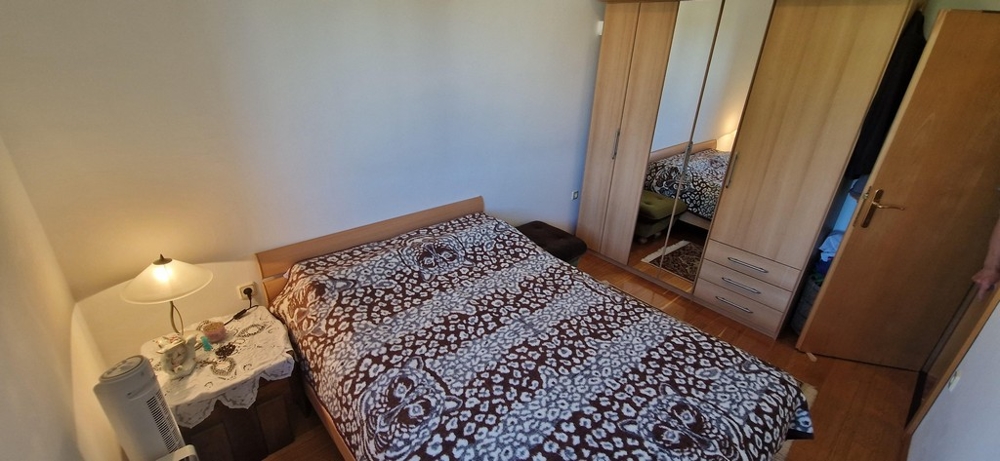 Kis szoba kanapéval és polccal