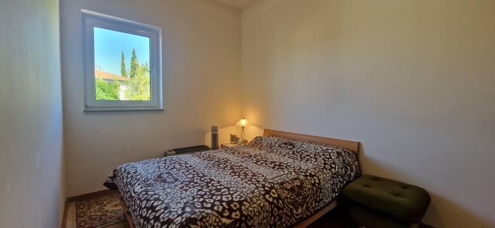 Vásároljon tengerre néző apartmanokat Horvátországban - hálószoba franciaággyal és ablakkal